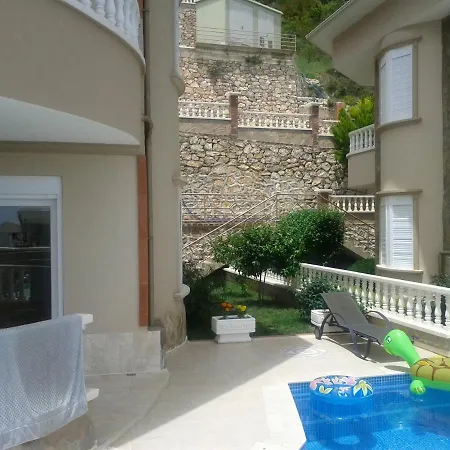Hébergement de vacances View With Private Pool On Top Of The Mountain Behind Town *
