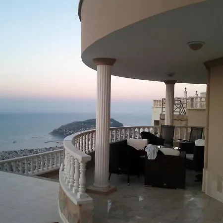 Hébergement de vacances View With Private Pool On Top Of The Mountain Behind Town *